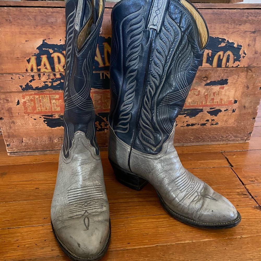 Classic + vintage Tony Lama Cowboy Boots in size 7 for men and size 9 for women